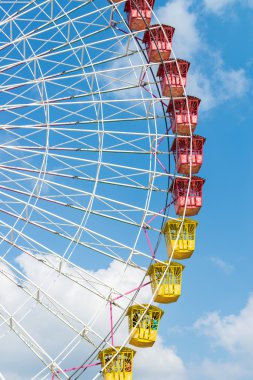 Eğlence dönme dolap mavi gökyüzü karşı