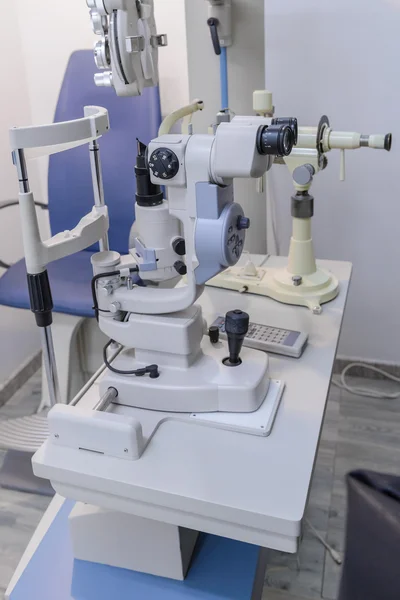 Equipo médico en el consultorio de un oftalmólogo — Foto de Stock