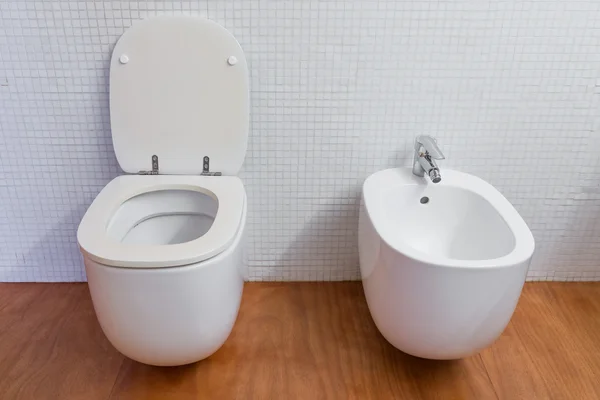 WC bianco e bidet primo piano — Foto Stock