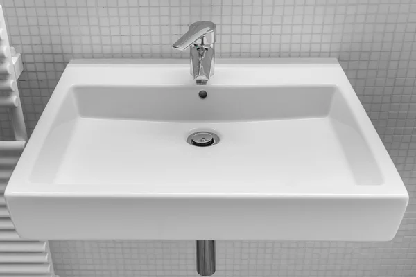 Lavabo blanc gros plan — Photo