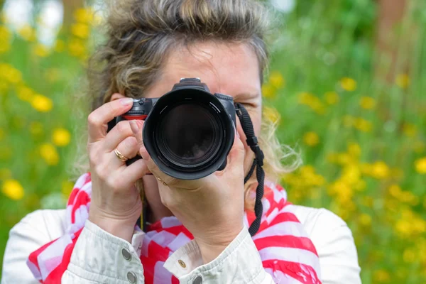 Mujer tomando fotos con una cámara SLR — Foto de Stock