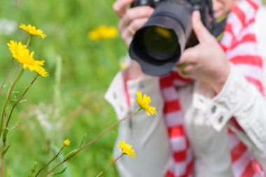 kadın bir Slr kamera ile fotoğraf çekmek