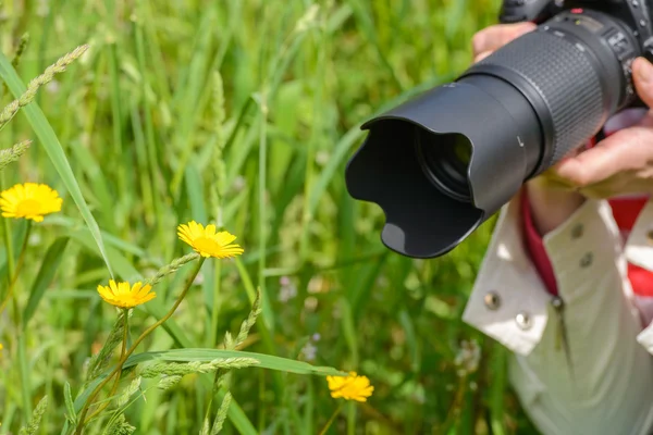 Frau fotografiert mit Slr-Kamera — Stockfoto