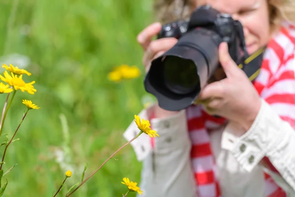 Mujer tomando fotos con una cámara SLR — Foto de Stock