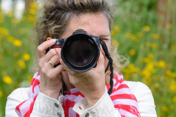 Mulher tirar fotos com uma câmera SLR — Fotografia de Stock