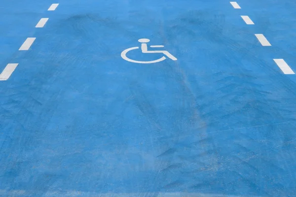 Segnaletica stradale per parcheggio per disabili — Foto Stock