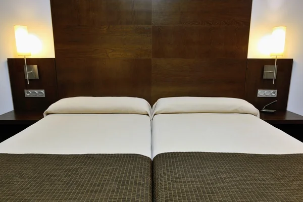 Utsikt över dubbelsäng i sovrummet — Stockfoto
