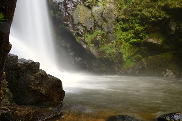 Imagen borrosa de agua en la cascada — Foto de Stock