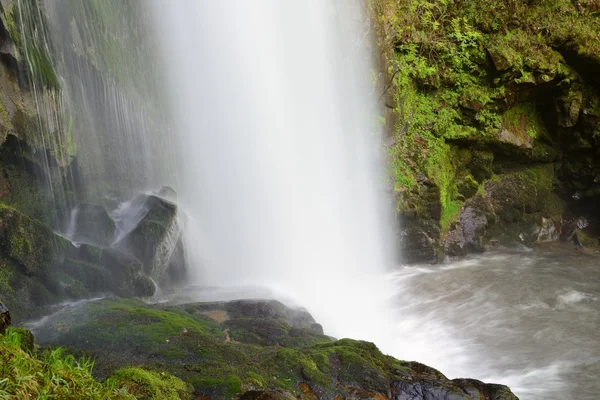 Imagen borrosa de agua en la cascada — Foto de Stock