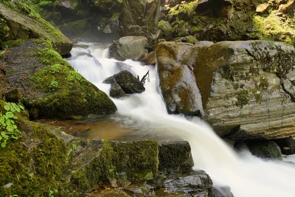 Imagen borrosa de agua en la cascada — Foto de Stock