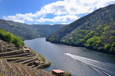 Nehrin mavi gökyüzü arka plan üzerinde bend