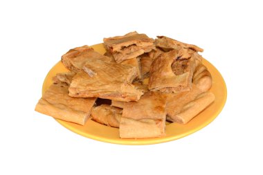 Beyaz arka plan üzerinde izole bir tabak etli dolma pasta