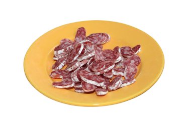 Beyaz arka plan üzerinde izole tütsülenmiş sosis ile çanak dilimlenmiş