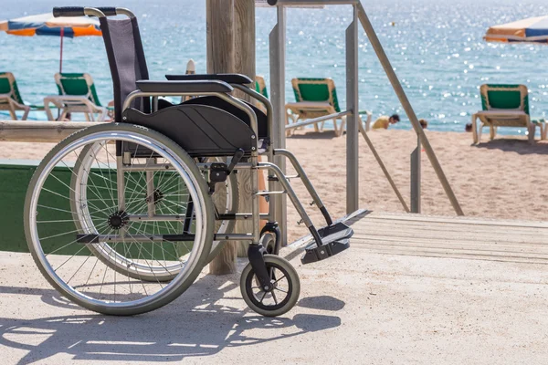해변 배경에 휠체어 — 스톡 사진