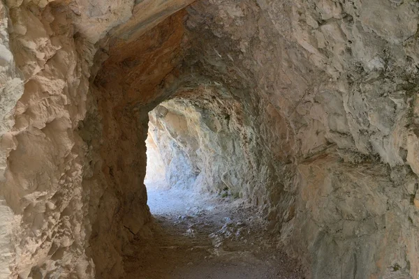 바위에 동굴의 보기 — 스톡 사진
