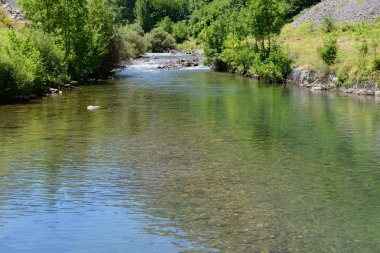 bir kanyonda akan nehir dağ