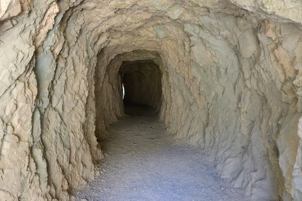 Entrance to the cave in the cliff close-up — Stock Photo, Image