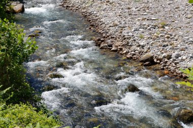 bir kanyonda akan nehir dağ