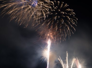 Gece gökyüzünde havai fişekler