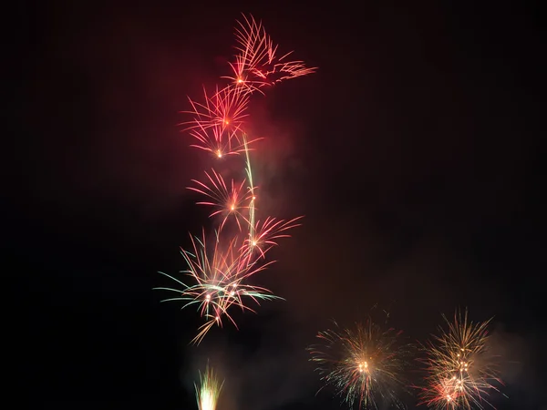 Fogos de artifício no céu noturno — Fotografia de Stock