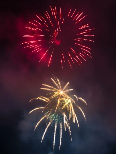 Fogos de artifício no céu noturno — Fotografia de Stock