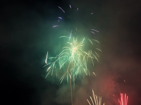 Fogos de artifício no céu noturno — Fotografia de Stock