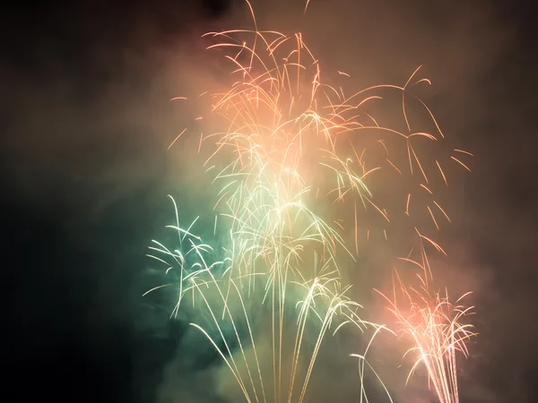 Fogos de artifício no céu noturno — Fotografia de Stock