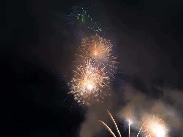 Fogos de artifício no céu noturno — Fotografia de Stock