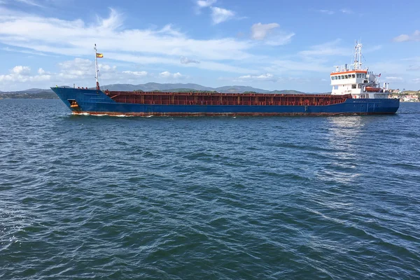 Tanker uitvoering van containers in de haven — Stockfoto