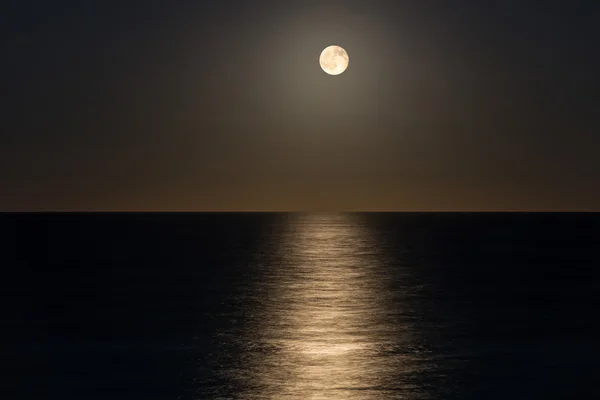 Okyanus üzerinden moon — Stok fotoğraf