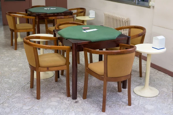 Столы с зеленой тканью для карточных игр — стоковое фото