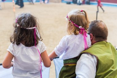 Babası şenlikli sunum arıyorum bir kürsü üzerinde iki kızı ile