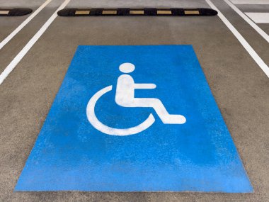 Engelli park yeri için mavi yol işaretlerinin görünümü