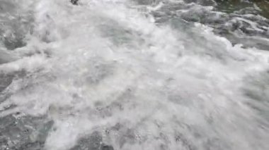 Nehirde su sıçratma, yavaş çekim, yakın çekim.