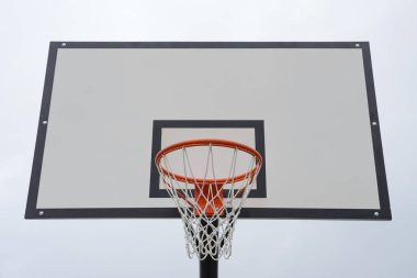 Potalı basketbol tahtası ve mavi gökyüzüne karşı ağ.