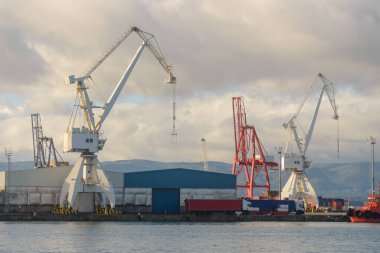 Liman, endüstri ve kargo taşımacılığında iskele vinci