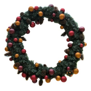 Beyaz arka planda kırmızı ve altın topları ve çam kozalakları olan dairesel çelenkler