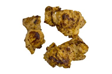 Beyaz arka planda üç parça kızarmış tavuk.