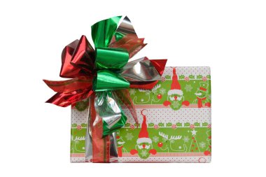 Beyaz arka planda izole edilmiş yeşil ve kırmızı kurdeleli hediye kutusu