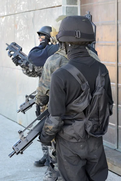Подготовка полицейских спецназа — стоковое фото