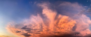 Gün batımında gökyüzünde güzel bulutlar. Panoramik dramatik manzara.