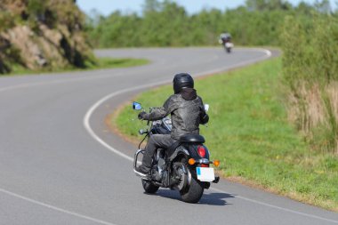 Özel yapım klasik motosikletli bir adam yolda gidiyor, yol trafiği...