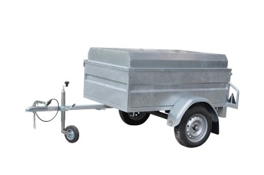 Beyaz arka plan üzerinde izole araba römork