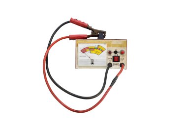 Beyaz bir arka plan üzerinde izole voltmetre