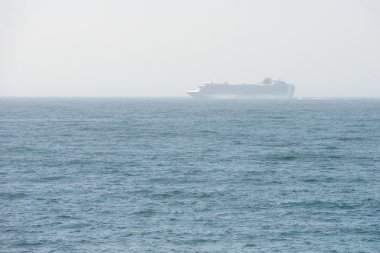 Okyanusta bir gemi gezisi.