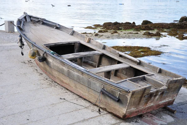 Fiskebåt på en förtöjning — Stockfoto