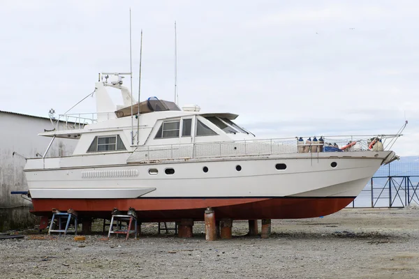 Yacht zur Reparatur auf der Anlegestelle — Stockfoto