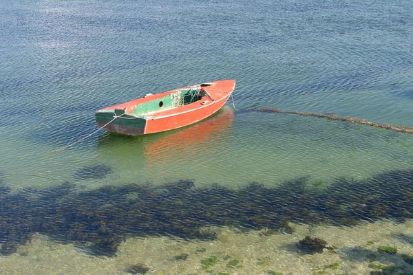 Fiskebåt på en förtöjning — Stockfoto