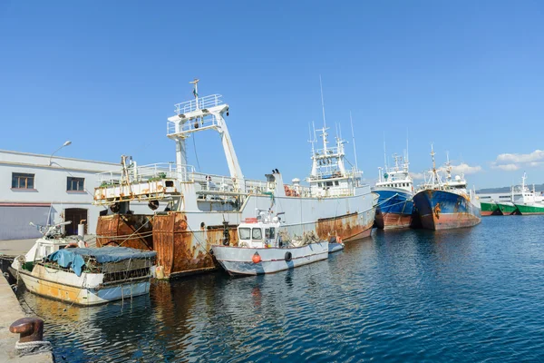 Gamla fisketrålare förankrade — Stockfoto