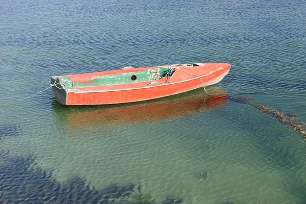 Barco de pesca em uma amarração — Fotografia de Stock